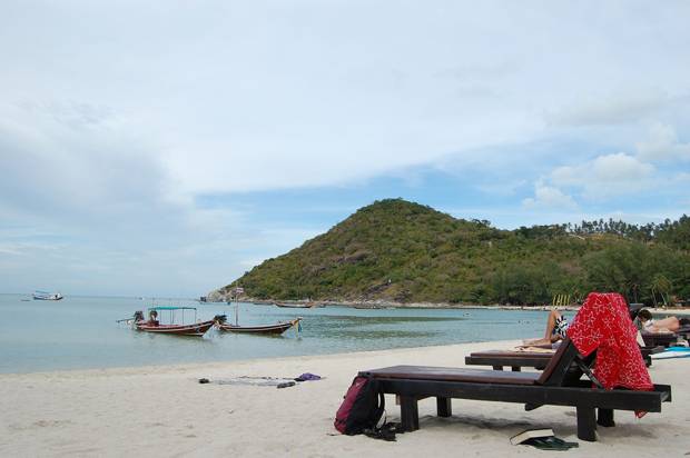 Playa de Koh Phangan con tumbonas y barcas Playa de Koh Phangan