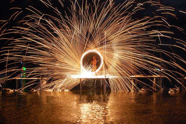 Malabares con fuego en la Full Moon Party Malabares de fuego