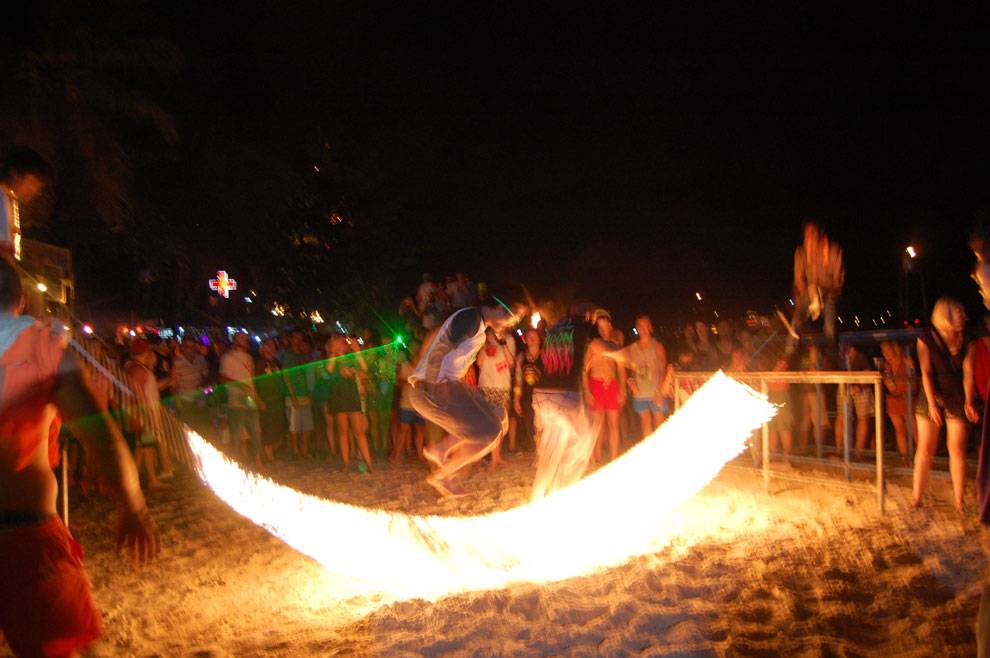 Saltando una cuerda con fuego Full Moon party