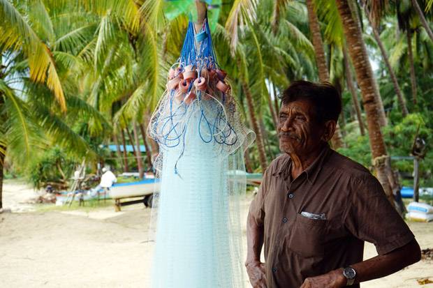 Pescador en Koh Phangan contemplando el mar Pescador en Koh Phangan