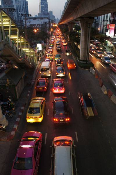 trafico-bangkok-noche