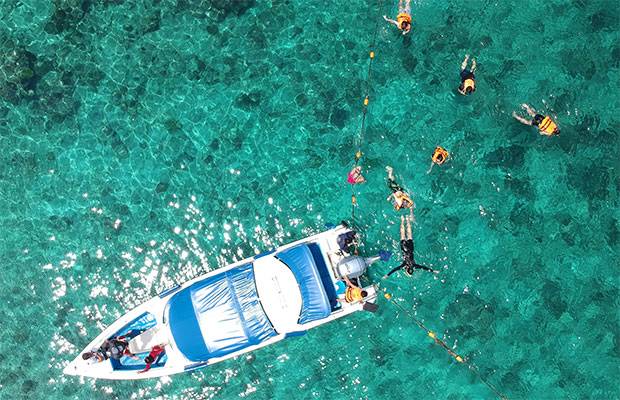 Lancha en tour de esnorquel