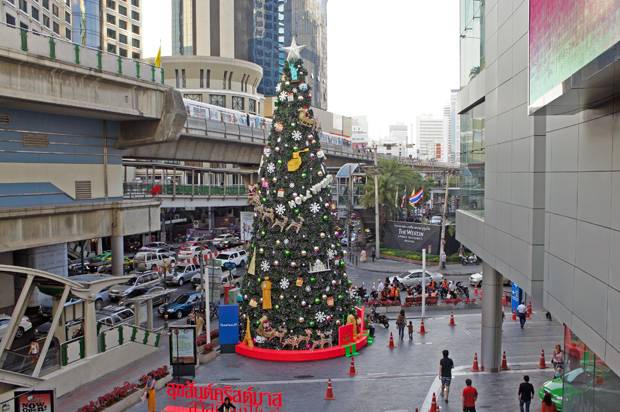 Arbol-de-Navidad-en-Asok,-Bangkok