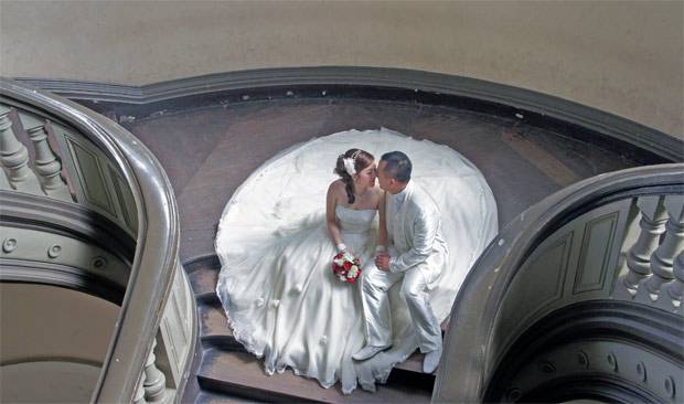 Fotos-de-parejas-en-el-museo-de-la-revolución Novios posando en HO Chi Minh