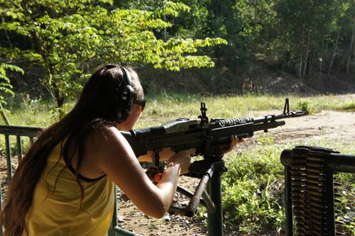 disparando-arma-en-Vietnam