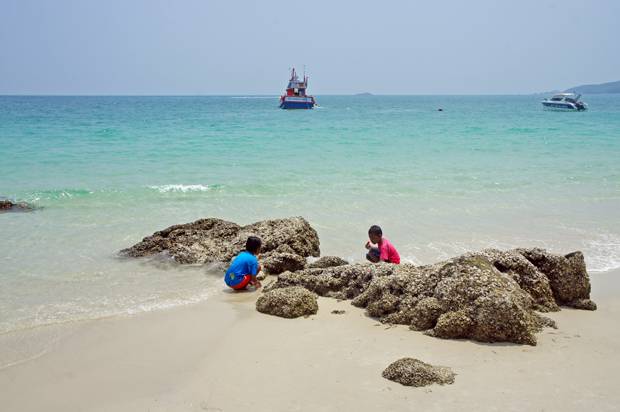 Jugando-en-la-playa-de-Samet playa-de-Samet