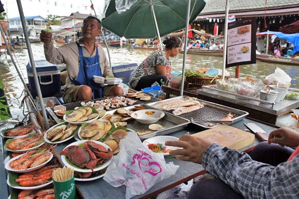 comida-en-ampawa-mas Fotos del Mercado flotante de Amphawa en Tailandia (14)