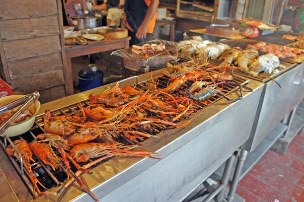 comida-en-el-mercado Fotos del Mercado flotante de Amphawa en Tailandia (13)