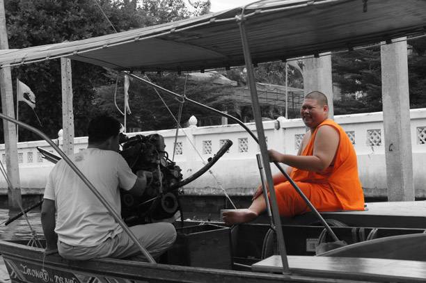 monje-budista-en-ampawa Fotos del Mercado flotante de Amphawa en Tailandia (9)