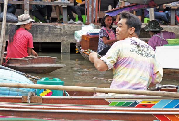 tailandes-sonriendo Fotos del Mercado flotante de Amphawa en Tailandia (3)