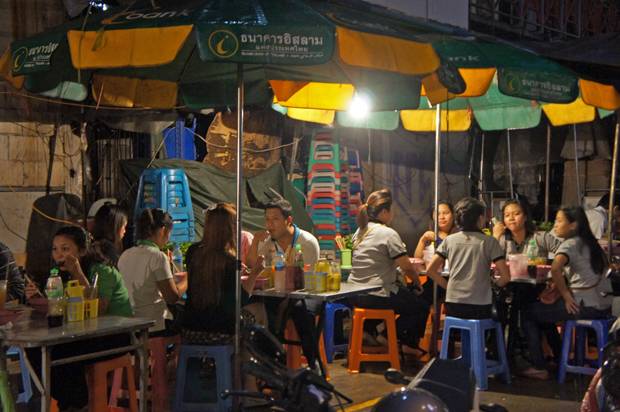 cenando-en-la-calle-de-bangkok cenando-en-la-calle-de-bangkok