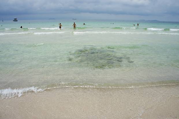 Agua transparente de -koh-larn Agua transparente de -koh-larn