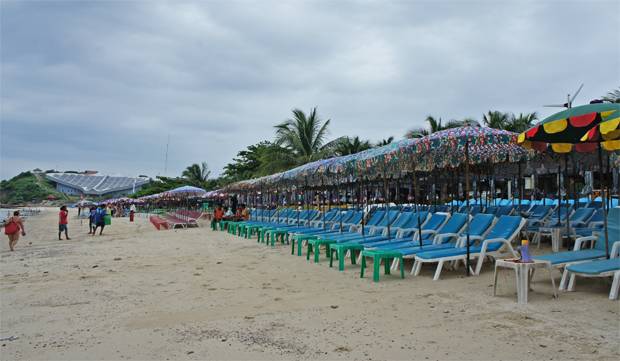 Playas-tomadas-por-las-hamacas-y-sombrillas Playas-tomadas-por-las-hamacas-y-sombrillas
