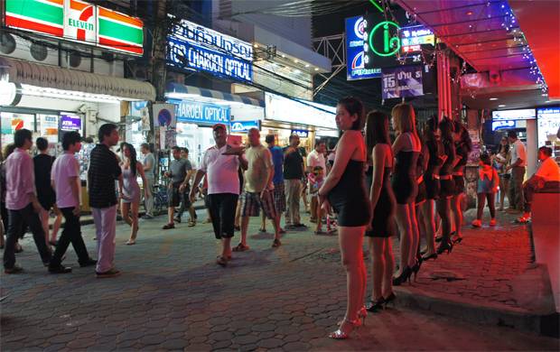 chicas-buscando-clientes-para-el-bar chicas-buscando-clientes-para-el-bar