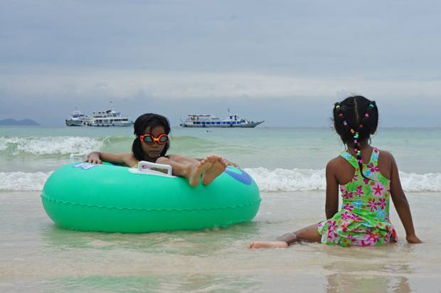 niñas-jugando-en-Koh-Larn niñas-jugando-en-Koh-Larn