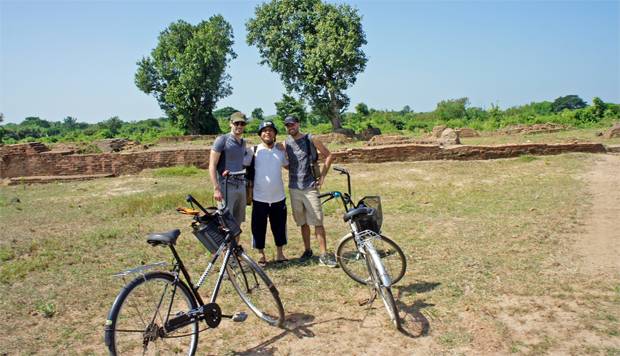 Visitando-las-ruinas en Pyay con nuestro guía Visitando-las-ruinas en Pyay con nuestro guía