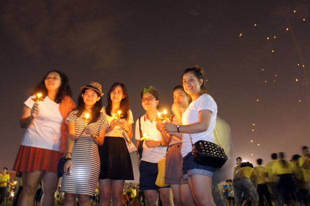 Tailandesas-con-sus-velas