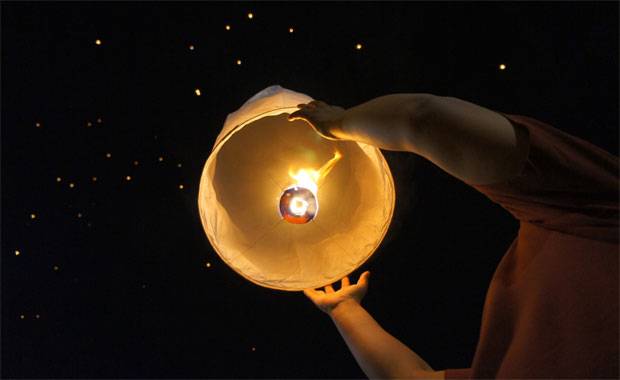 haciendo-volar-el-globo-en-Bangkok