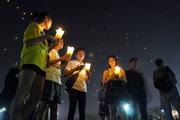 tailandeses-con-sus-velas