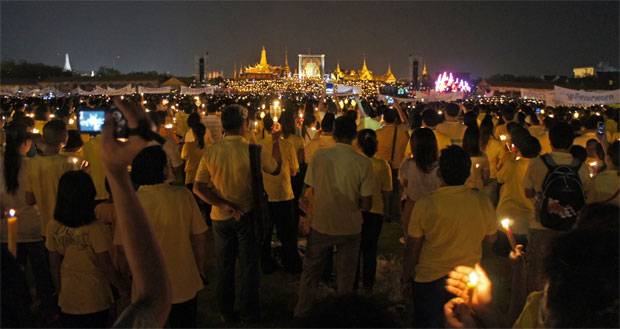 velas-enfrente-del-gran-palacio