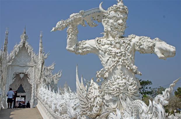 Entrada-templo-blanco-chiang-rai Templo-blanco-de-Chiang-Rai