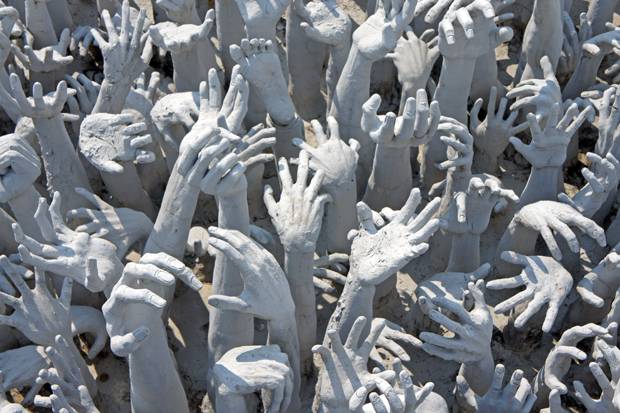 Manos-templo-blanco-de-Chiang-Rai Manos-templo-blanco-de-Chiang-Rai