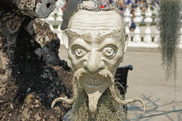 cabeza-templo-blanco cabezas-colgando