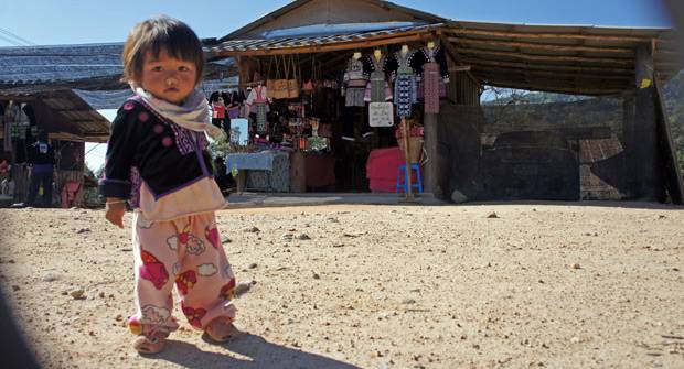 Niña-en-el-pueblo-hmong Niña-en-el-pueblo-hmong