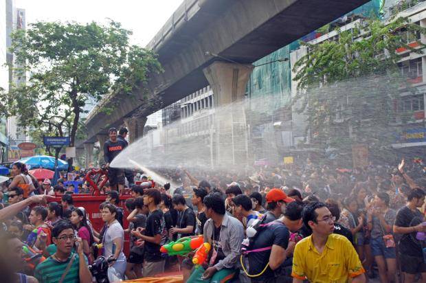 songkran-en-silom songkran-en-silom