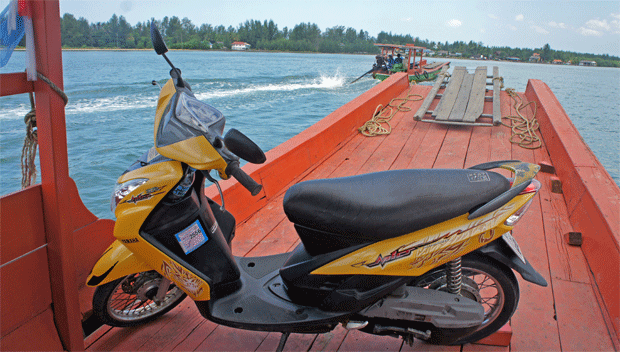 Moto-cruzando-a-la-isla Moto-cruzando-a-la-isla