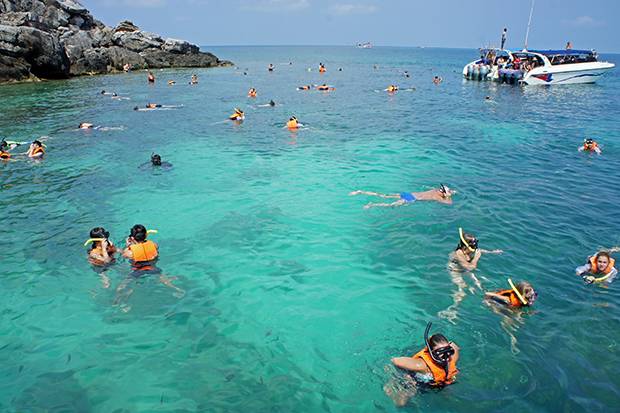 Decenas-de-buceadores-en-Ang-Thong