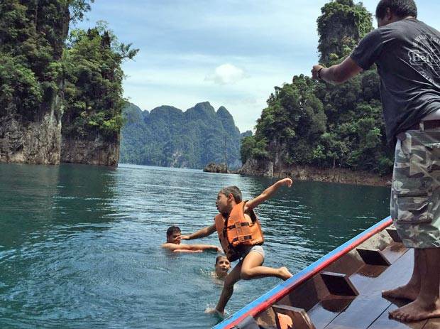 Familia bañandose en Tailandia