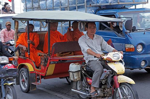 Tuk-Tuk-con-monjes-Phnom-Penh Tuk-Tuk-con-monjes-Phnom-Penh