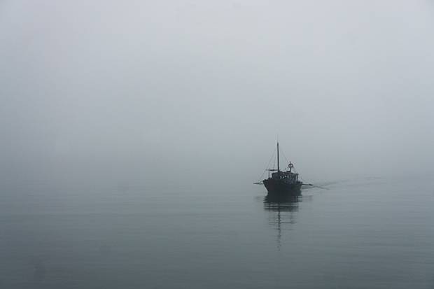 Barco-fantasma-niebla-Ha-long-Bay