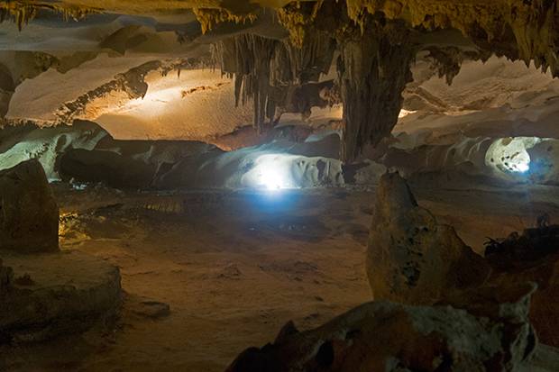 Cueva-Bahía-de-Ha-Long