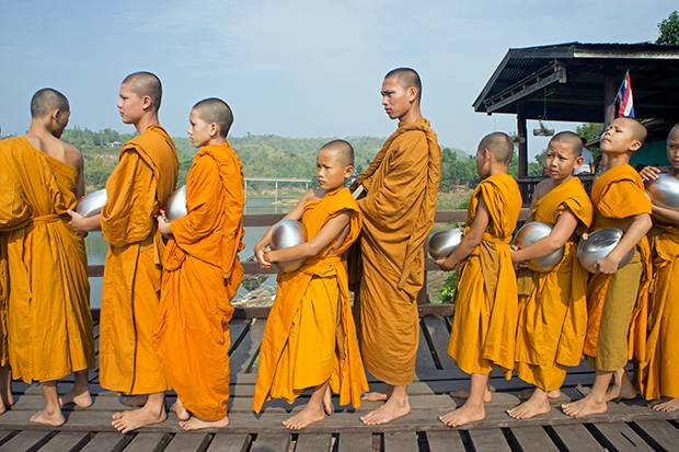 Monjes-desfilando-en-Sangkhlaburi-Sapan-Mon-3