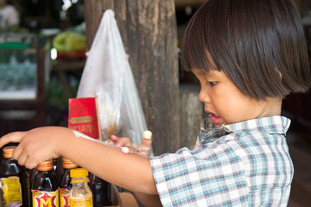 niña-pondiendose-Thanaka