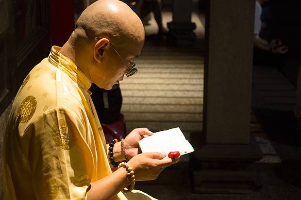 Rezando-en-el-Longshan-temple Rezando-en-el-Longshan-temple