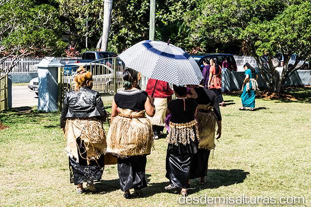 tonganos-de-espalda-con-falda