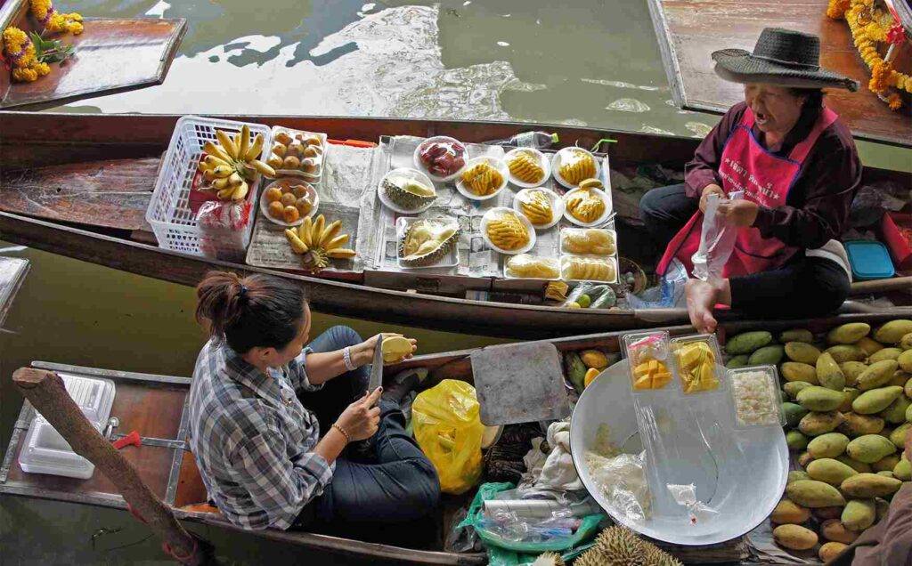 Mercado sobre la vía del tren y Mercado Flotante