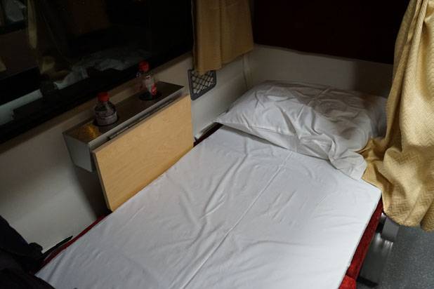 Cama de 2a clase inferior ya hecha y preparada para dormir Cama hecha