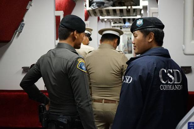 Policía patrullando por el tren Policía patrullando por el tren