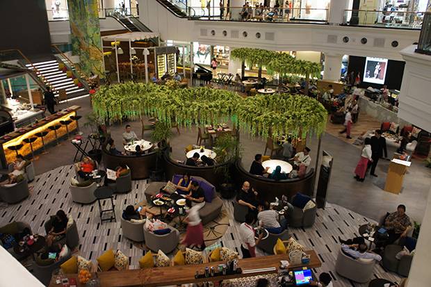 tomando algo en un Mall-en-Jakarta