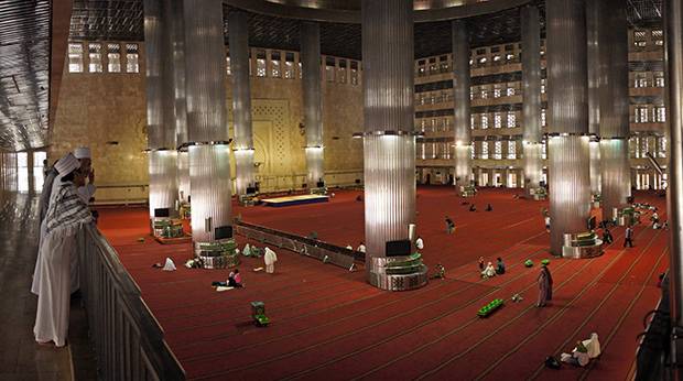 Dentro de la Mezquita-de-yakarta