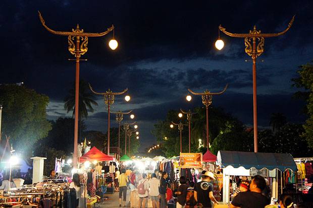 Mercado-por-la-noche-de-Nan