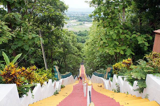 Wat-Prathat-Hean-Heo-escaleras