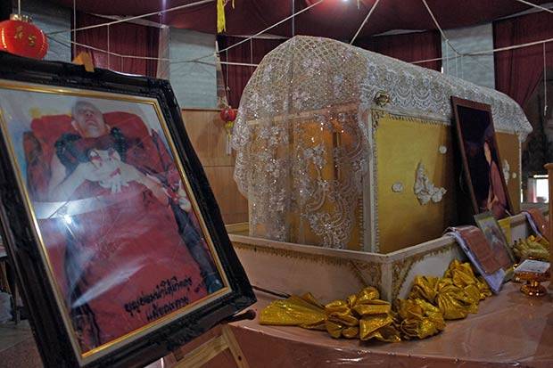 Ataúd-del-monje y exAbad