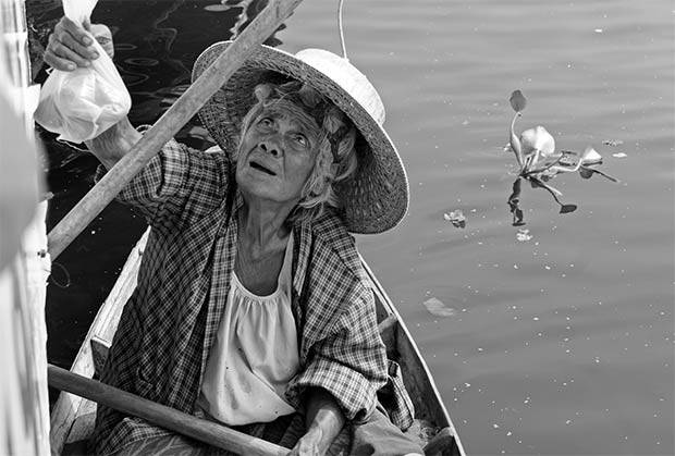 Vendedora mayor en el mercado flotante