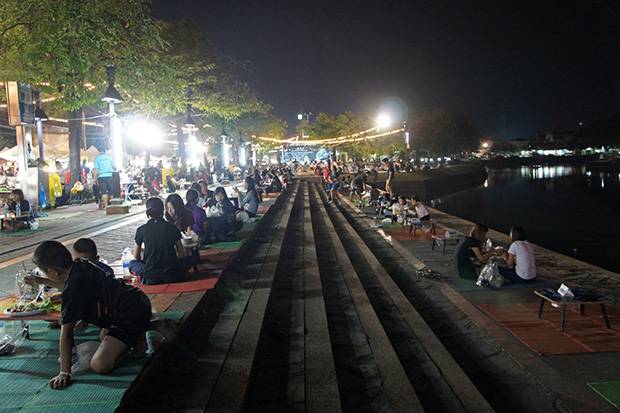 Comiendo-al-lado-del-rio