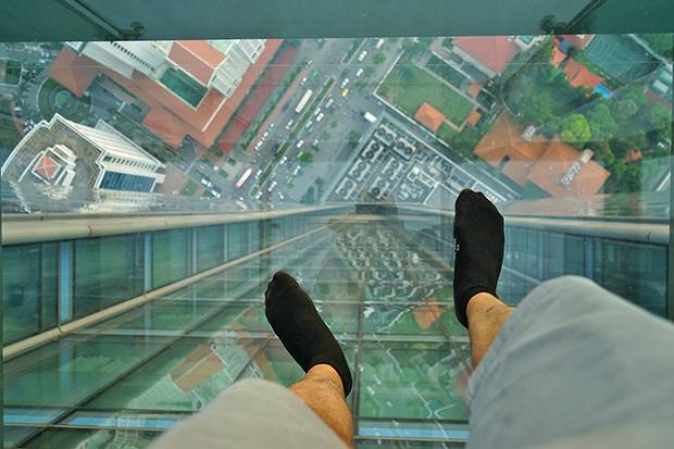 Lotte Tower Mis pies en el suelo de cristal